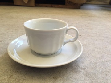 Tazza da thè bianca con piattino