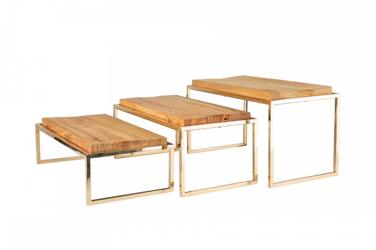 Tris di alzate stilizzate oro con ripiano in legno di ulivo